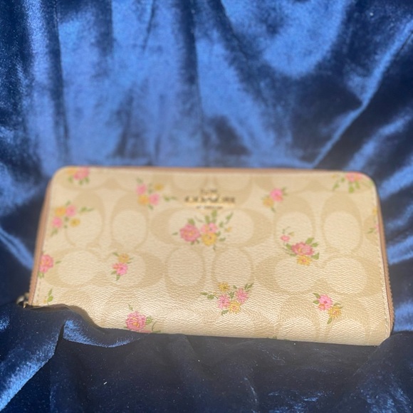 Coach, zipper, wallet, floral pattern - Picture 1 of 5